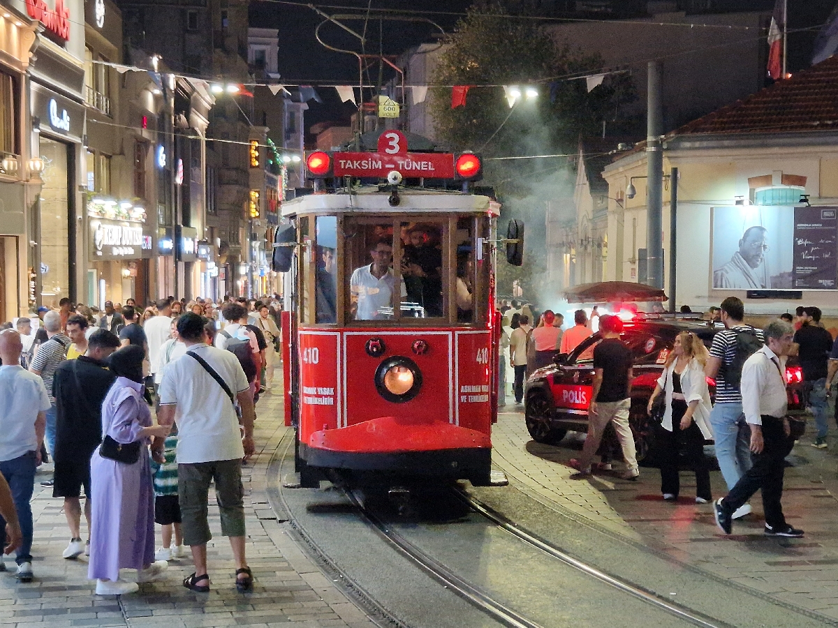 26 ISTANBUL Istiklal Caddesi